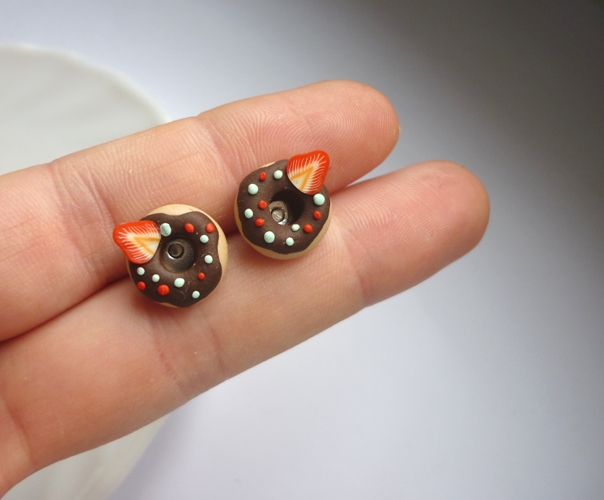 Donuts koblihy s jahodou - fimo náušnice pecky