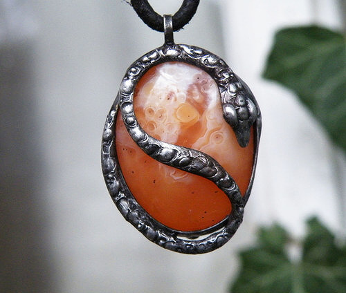 Hadí amulet...(Karneol) oboustranný