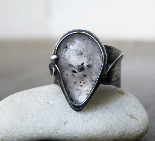 Pod povrchem...(Křišťál s Biotitem)