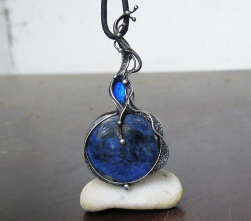 Královna noci...(sodalit, sklo)