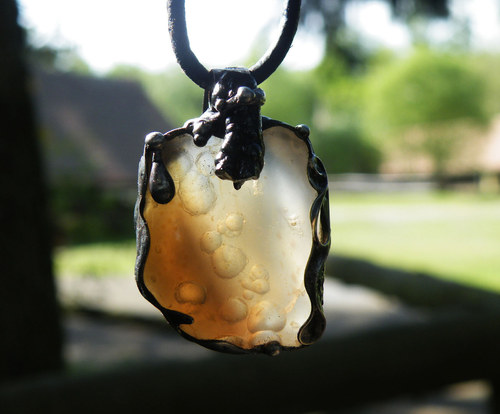 Z nitra země...(chalcedon, psilomelán)