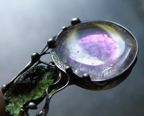 Duha v lese...(křišťál, vltavín) 