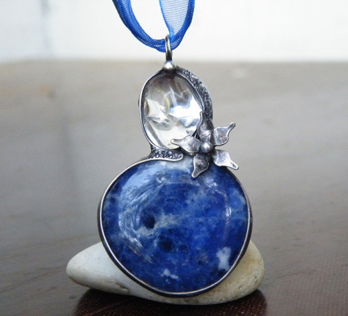 Půlnoční květ...(křišťál,sodalit)