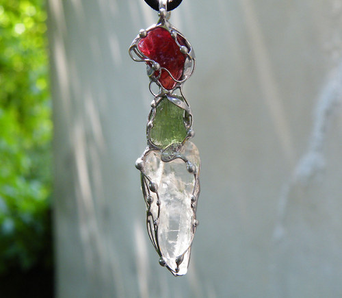 Trio...(vltavín, petalit, rubín)