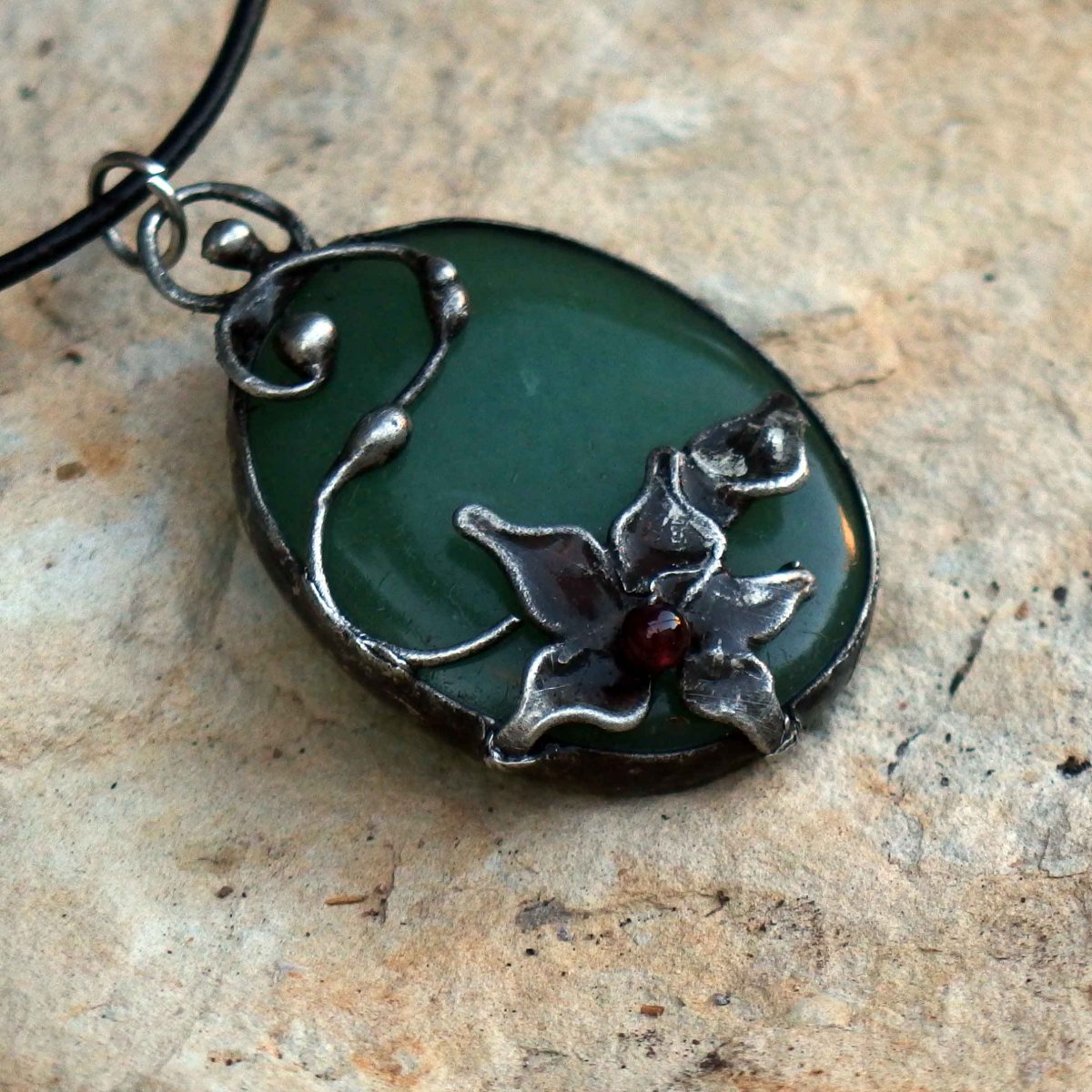 Aventurín s granátkem