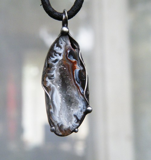 Jeskyňka plná krystalů 2...( peříčkový achát) 