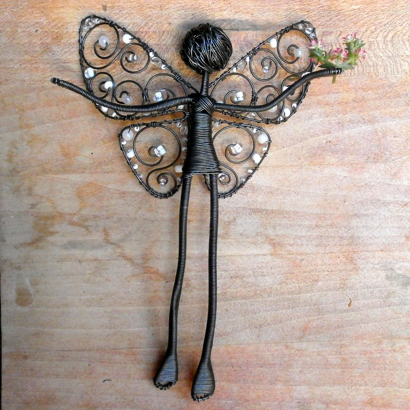 Poletuška bělavá -drátovaná dekorace