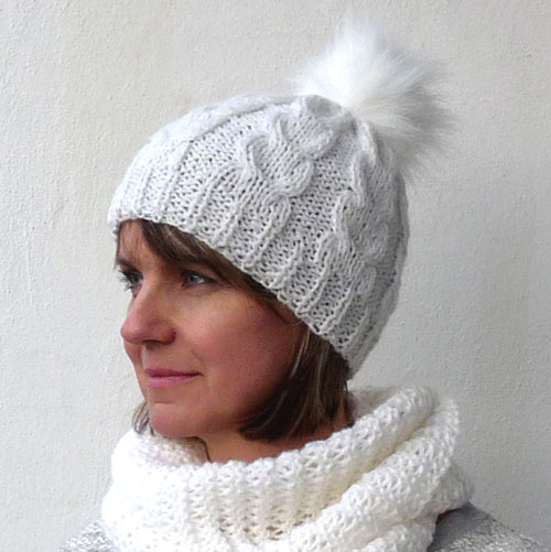 Bílá copánková čepice