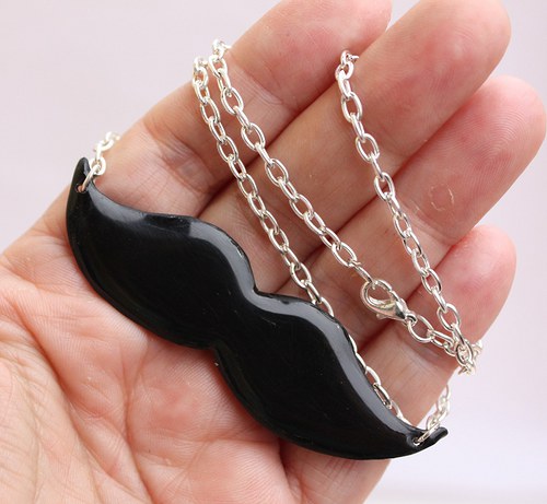 černý knírek ... náhrdelník