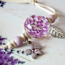 Jemný náramek - fialový květ