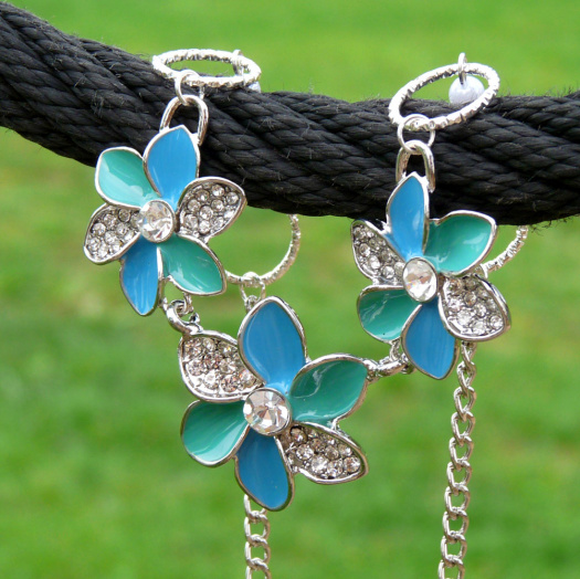 Náhrdelník - třpytivé květy (zirkon)