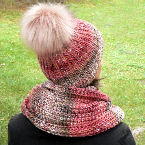 Čepice v malinovém tweedu