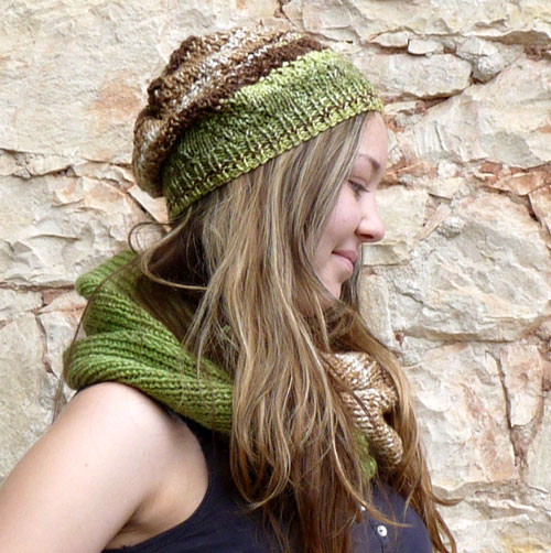 Čepice v lesních barvách