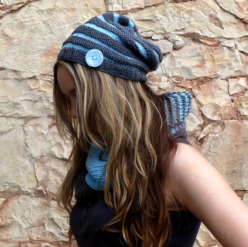 Čepice s modrošedými pruhy