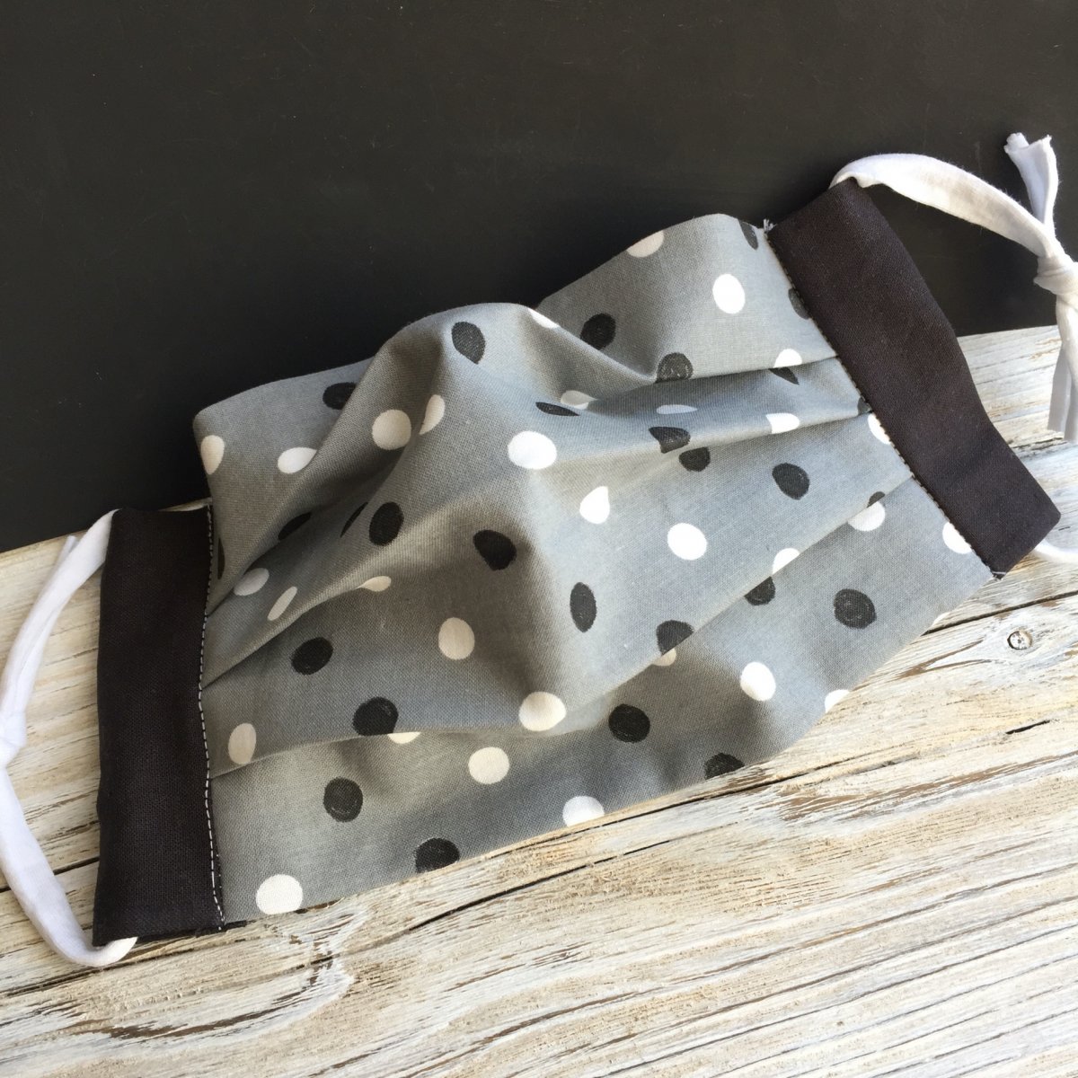 Rouška skládaná černobílá