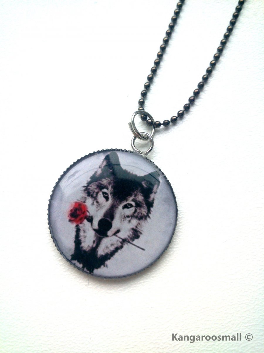 Vlk s růží - náhrdelník z křišťálové pryskyřice