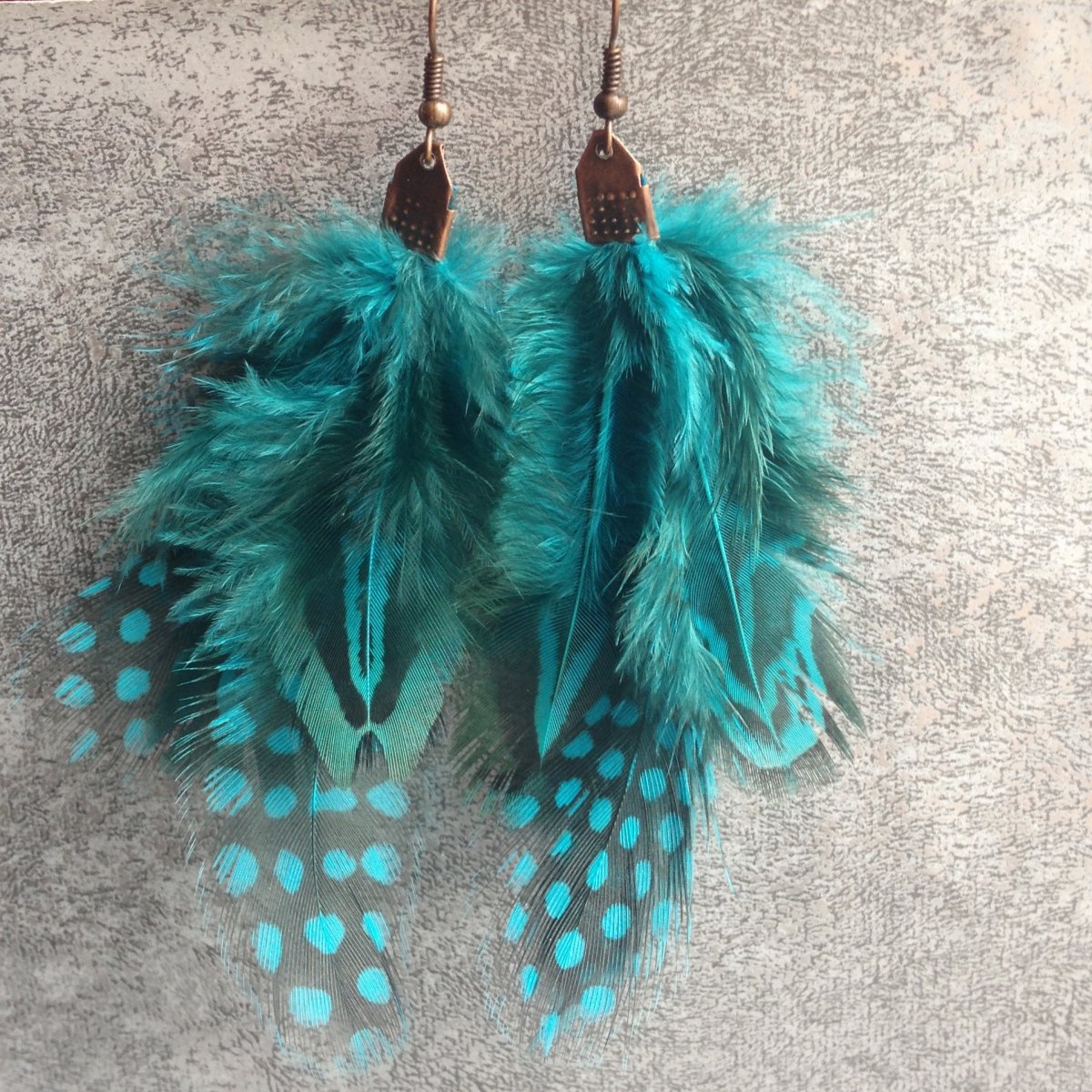 Tyrkysová kropenatá pírka