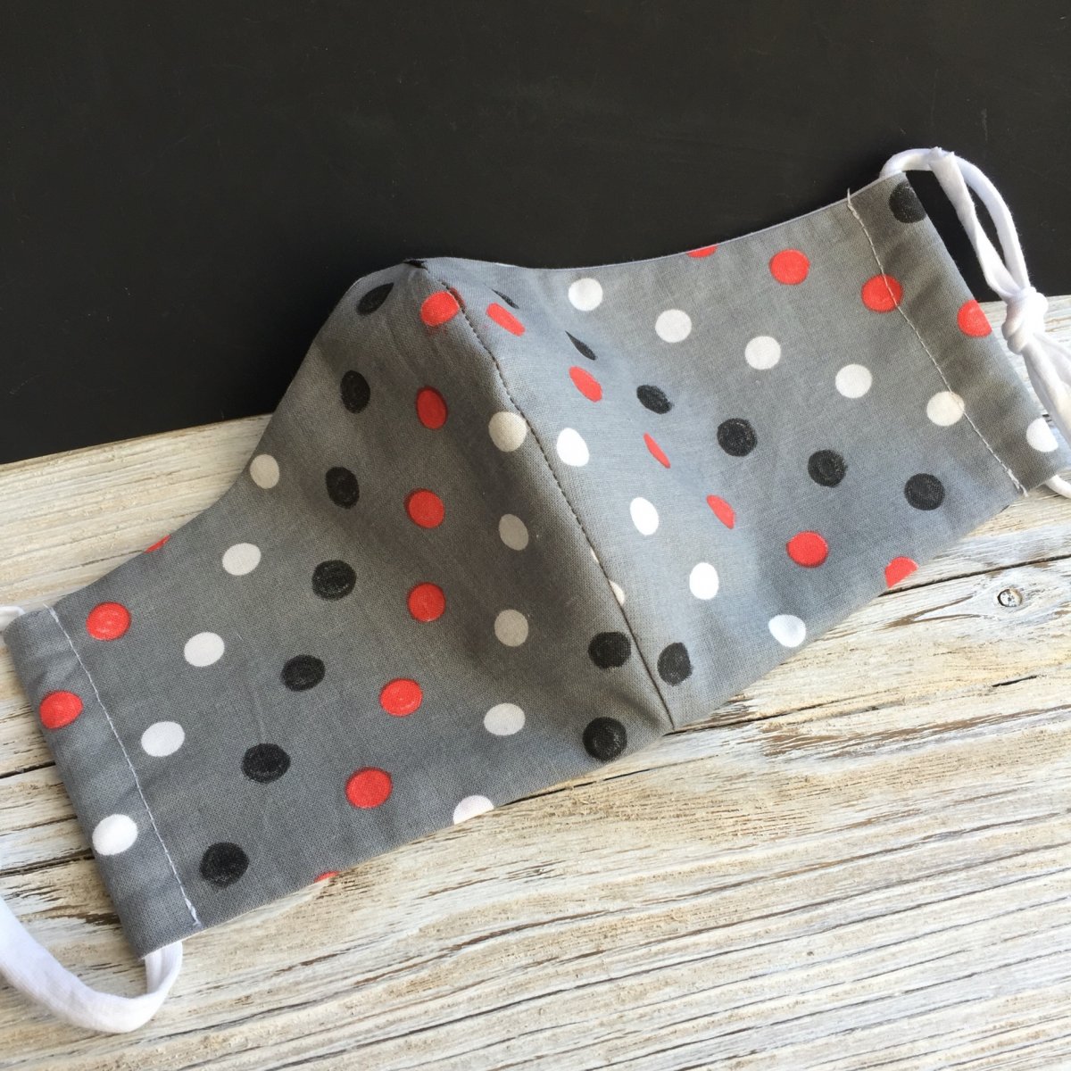 Rouška puntíkatá červenočernobílá