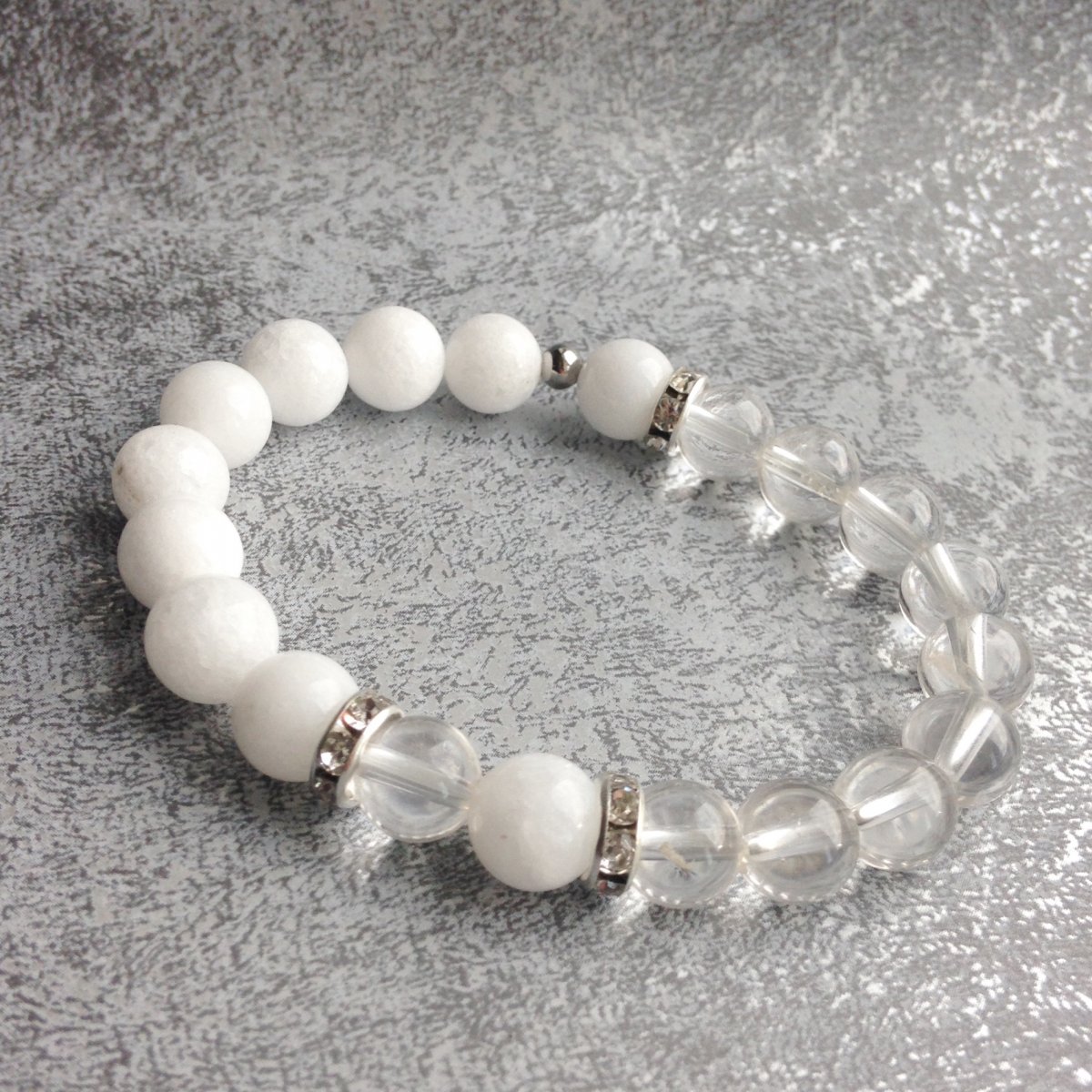 Bílý onyx s křišťálem - náramek