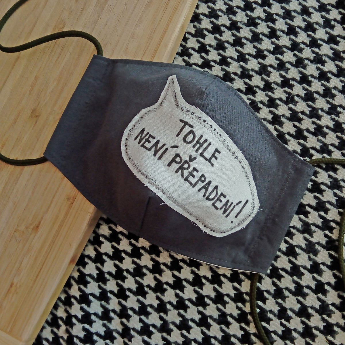 Šedá rouška s nápisem Tohle není přepadení!