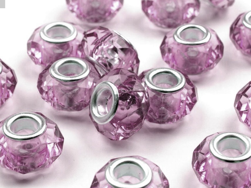 Korálky s velkým průvlekem.