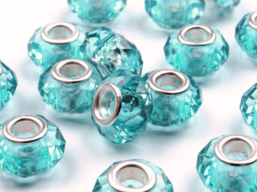 Korálky s velkým průvlekem.