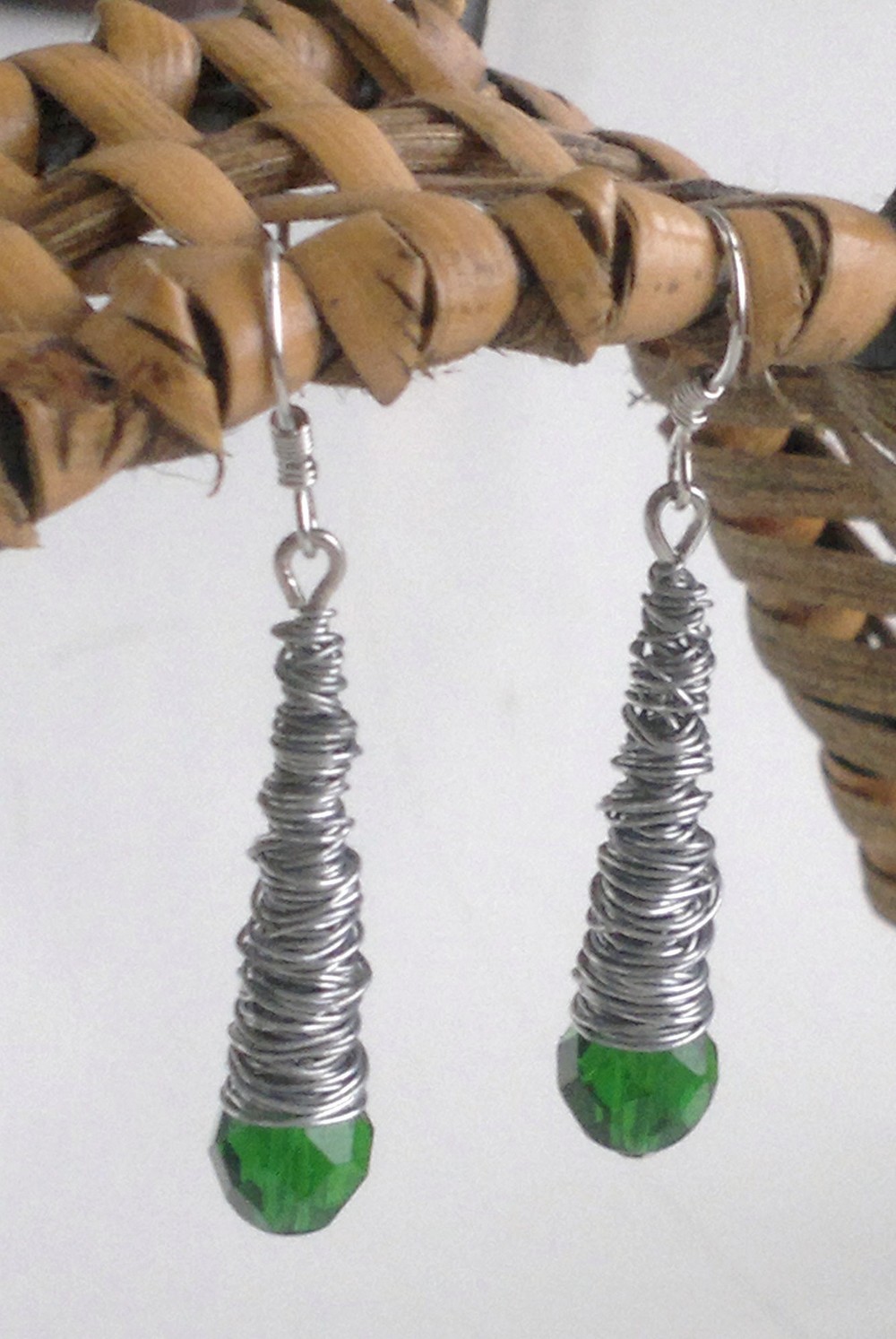 Drátované náušky se zeleným kamínkem