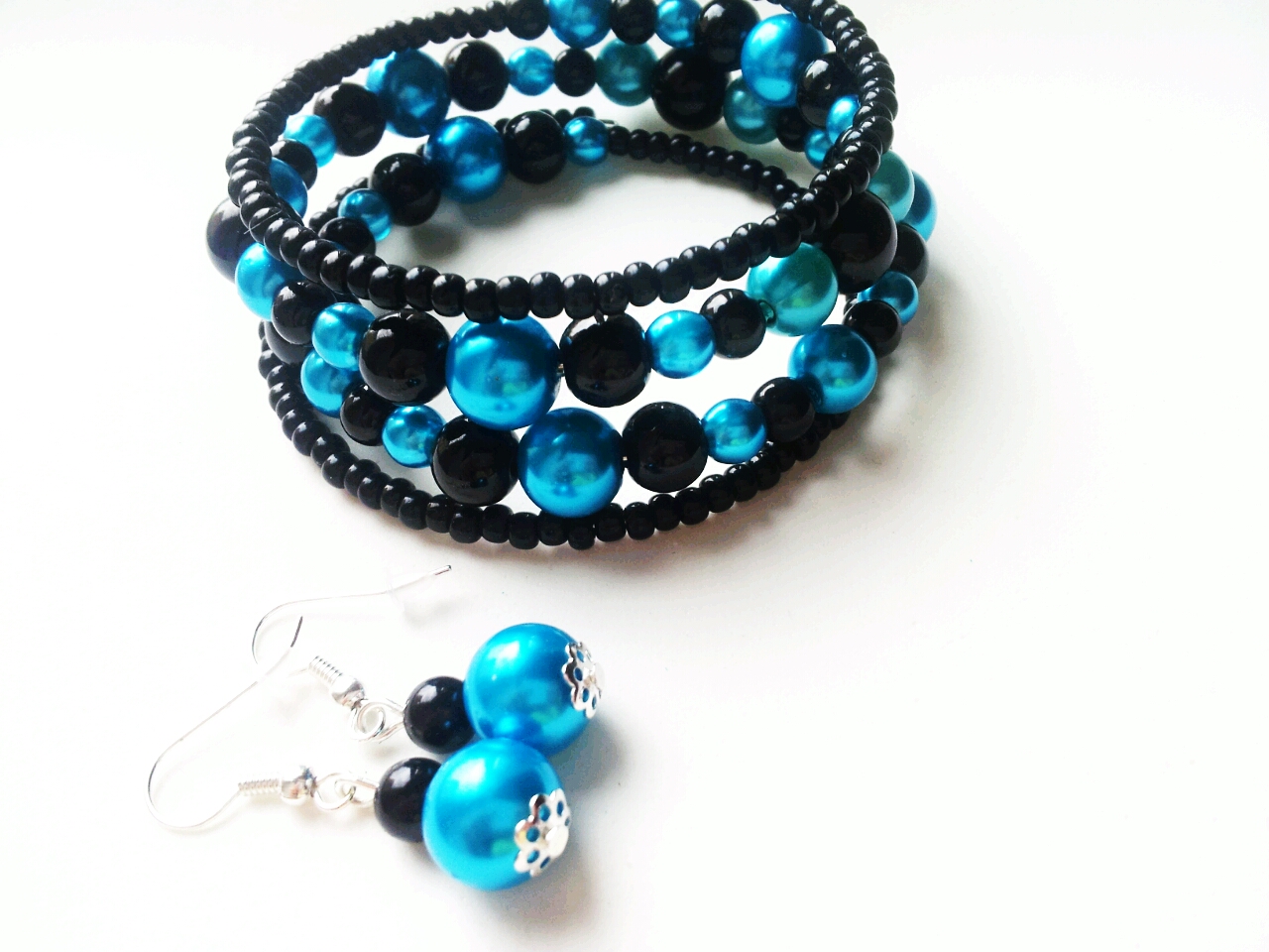 Náramek s náušničkami