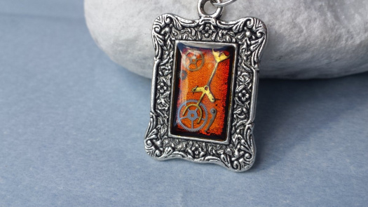Oranžový zdobený steampunkový náhrdelník