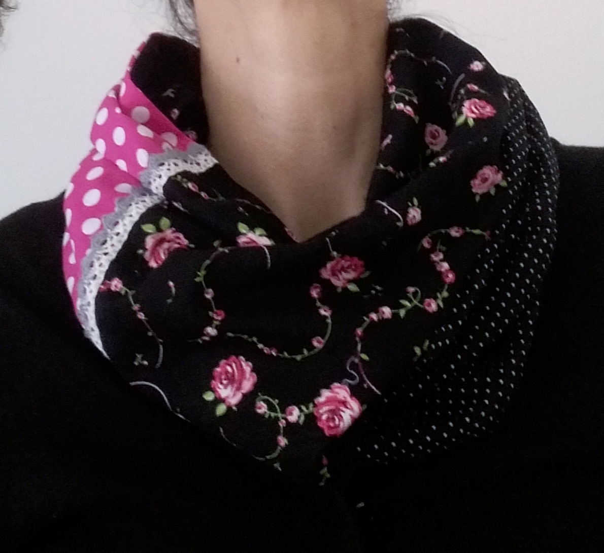 Nákrčník RŮŽIČKY A PUNTÍKY