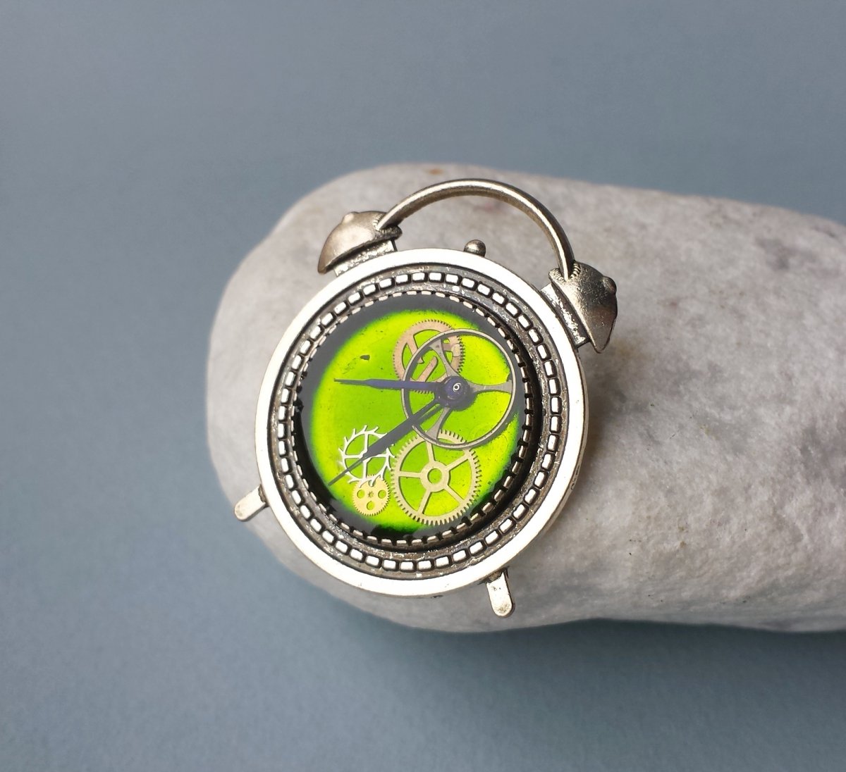 Steampunková brož budíček - zelená