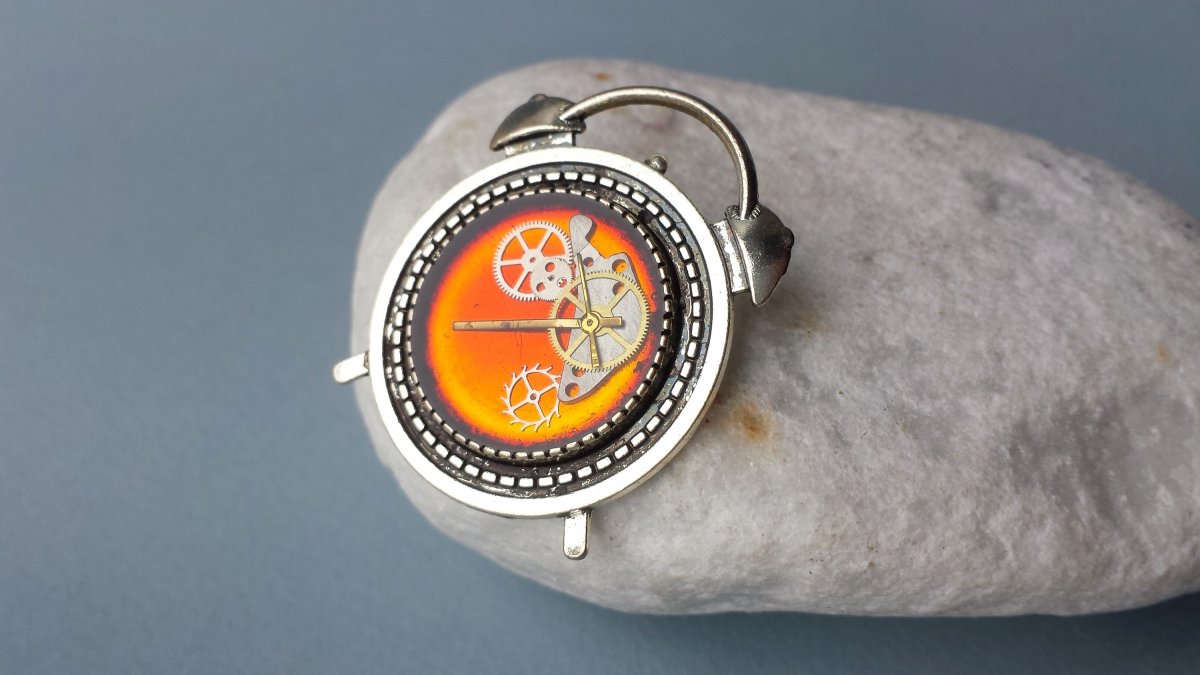 Steampunková brož budíček - oranžová