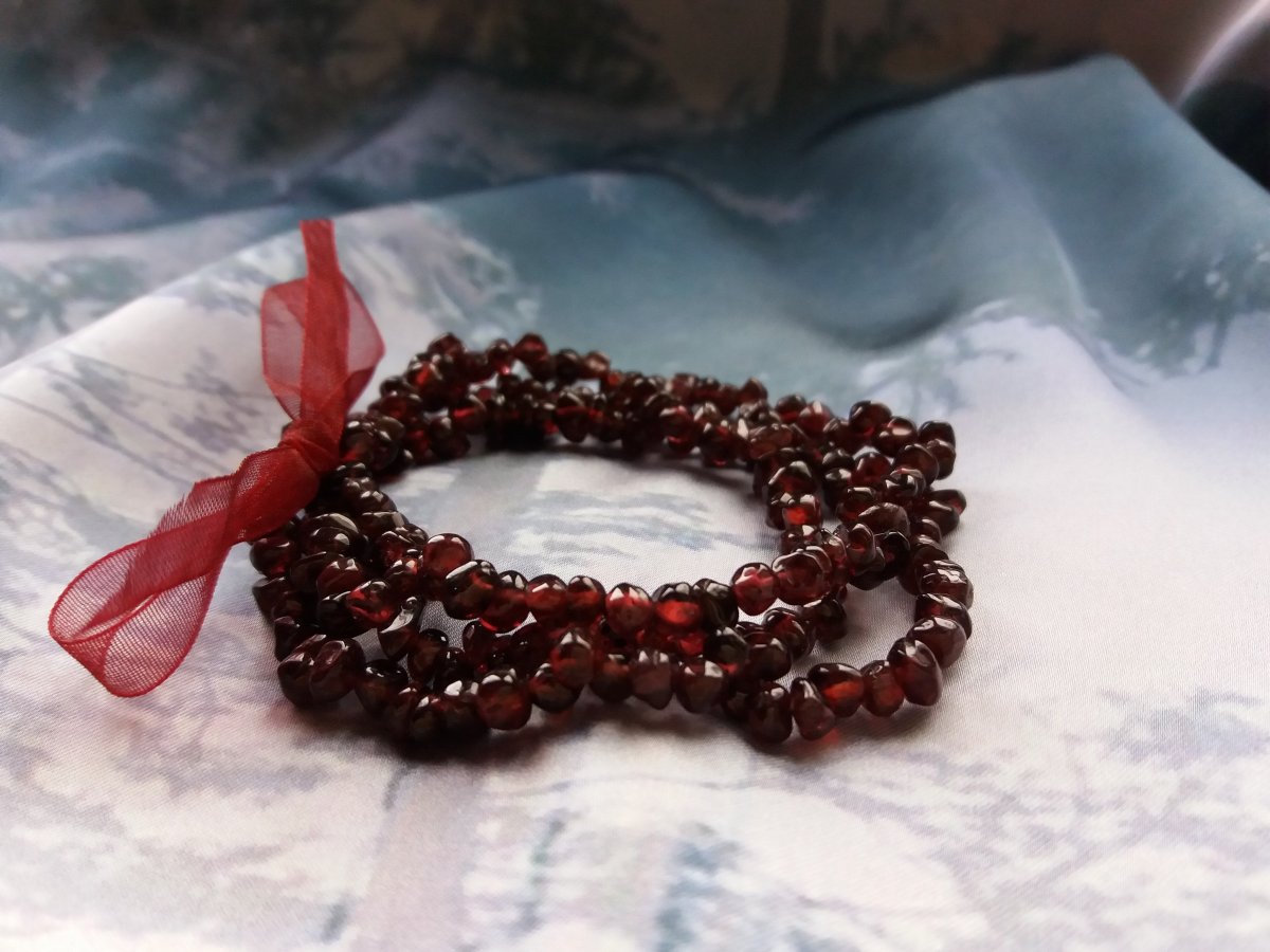 Náramek z granátků