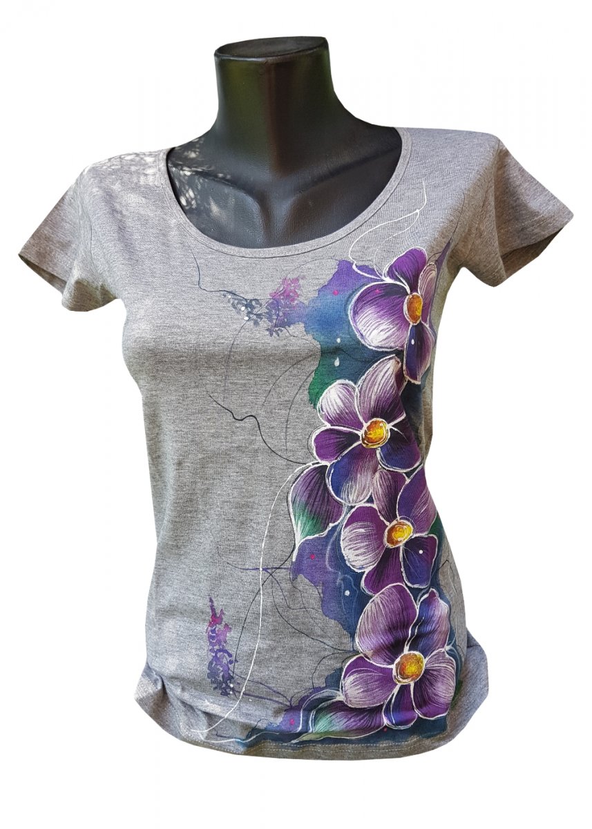 Šedé tričko s maceškami-ručně malované