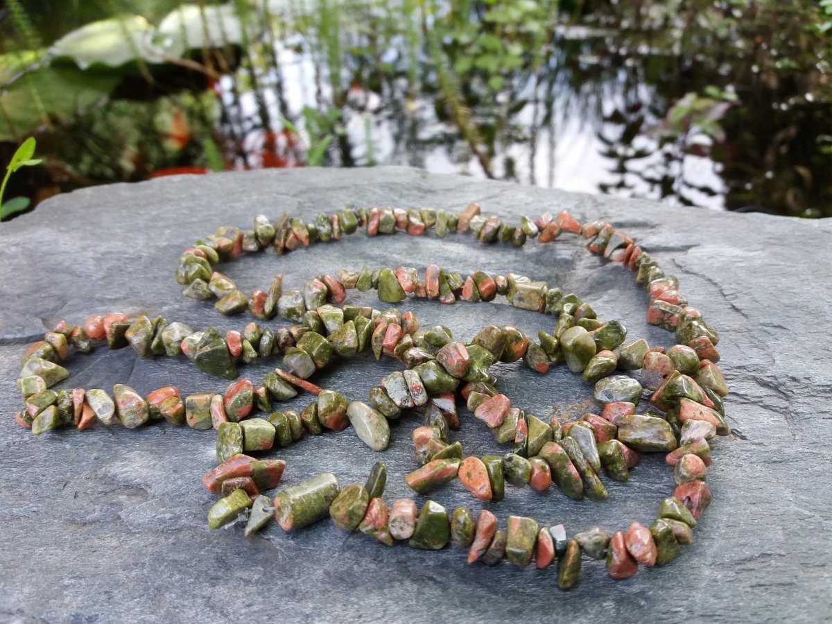 Unakit - minerálová šňůra 90cm