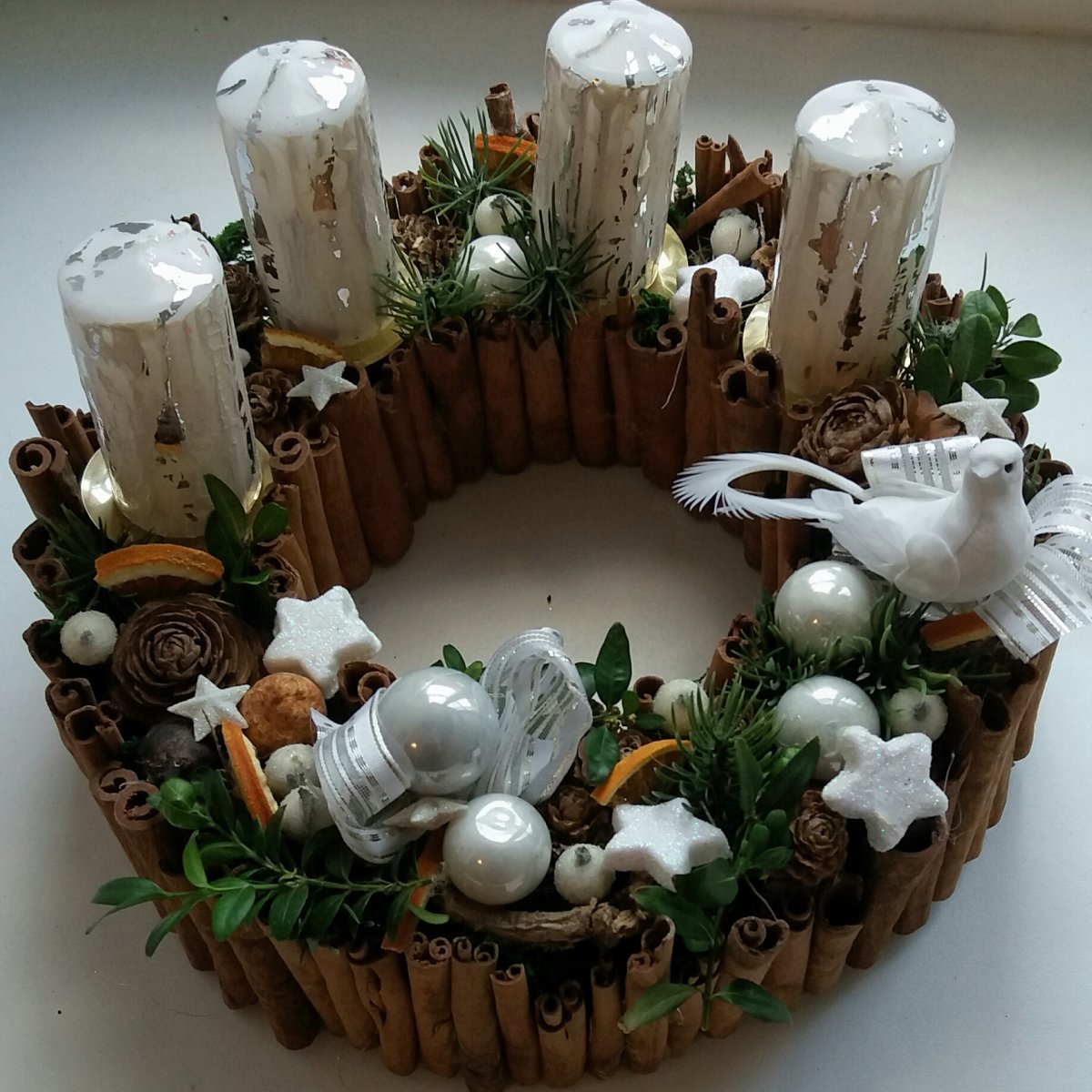 Luxusní skořicový adventní věnec s žíhanými svíčkami