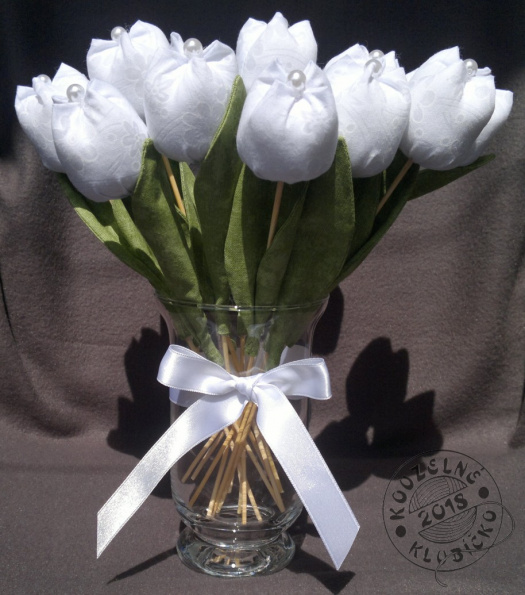 Šité tulipány bílé