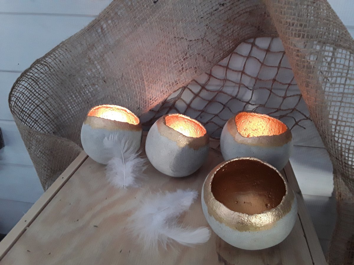 Svícen-květináč-koule-beton