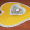 Dekorační ve žlutém provedení s motivem bílých puntíků, lemované bílou krajkou šíře 20 mm v srdíčkovém provedení.