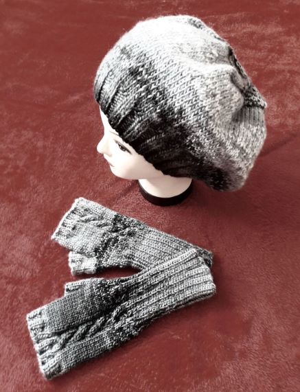 Pletený baret a návleky na ruce