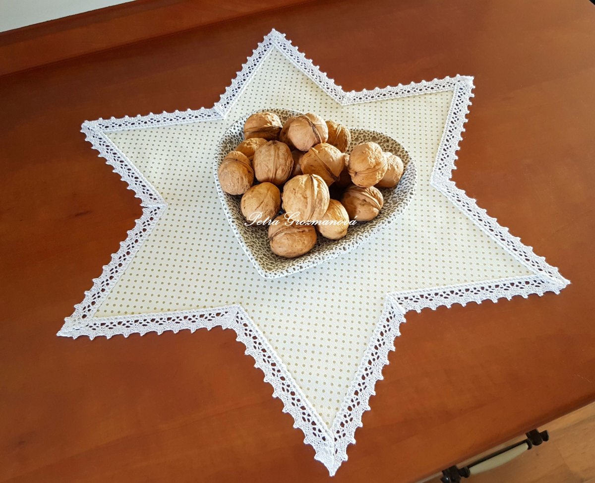 Vánoční hvězda s motivem zlatých puntíků, lemovaná bílou krajkou šíře 20 mm