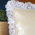 Vánoční polštář s motivem zlatých puntíků, lemovaný krajkou šíře 45 mm, včetně výplně.