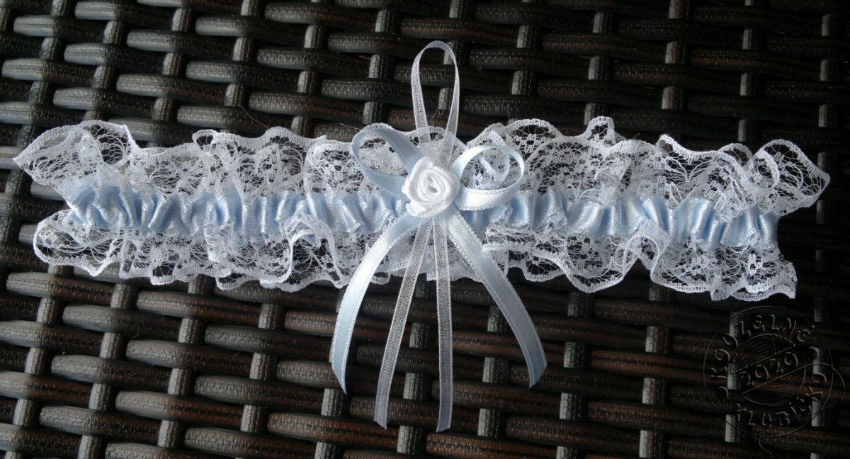 Krajkový podvazek 42 mm s modrou stužkou a růžičkou