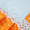 Závěs na troubu v oranžovém provedení s motivem puntíků, lemovaný bílou krajkou šíře 45 mm