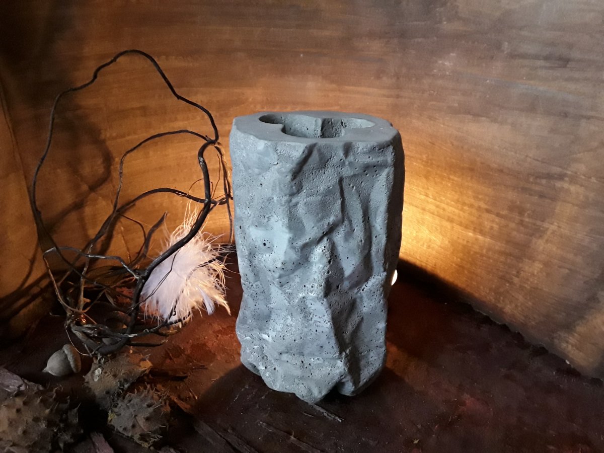 Betonová váza " Pomačkaná "