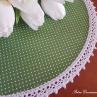 Dekorační prostírání v zeleném provedení, lemované bílou krajkou šíře 20 mm