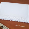 Dekorační prostírání v bílém provedení, lemované bílou krajkou šíře 20 mm