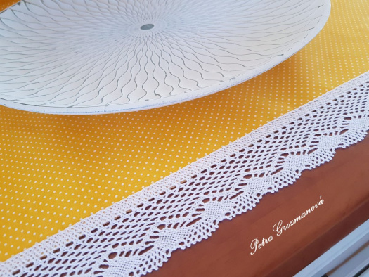 Běhoun ve žlutém provedení s motivem bílých puntíků, lemovaný bílou krajkou šíře 45 mm