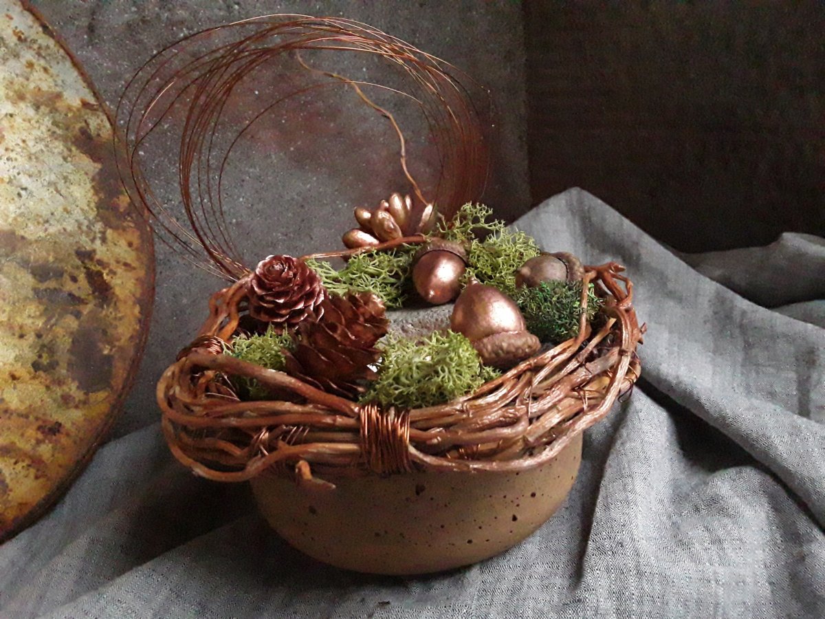 Betonový svícen s ozdobným věnečkem