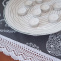 Běhoun v šedém provedení s motivem bílých srdíček, lemovaný bílou krajkou šíře 45 mm